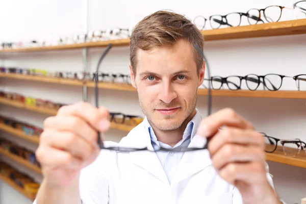 Receptbelagda Glasögon Mannen Väljer Glasögonbågar Optiska Salongen — Stockfoto