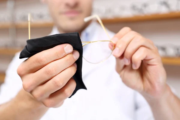 Opticien Reinigt Glazen Man Reinigt Glazen — Stockfoto