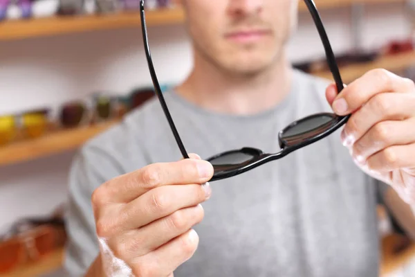 Óculos Sol Homem Está Experimentar Óculos — Fotografia de Stock