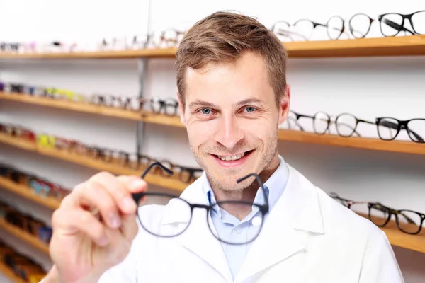 Oculist Homem Escolhe Quadros Espetáculo Salão Óptico — Fotografia de Stock