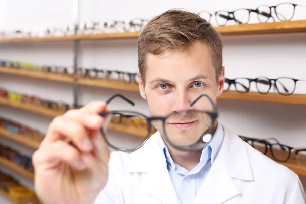 メガネ 光学サロンでハンサムな眼科医 — ストック写真