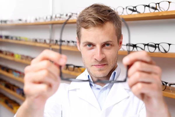 Optiker Auswahl Der Brillengestelle — Stockfoto