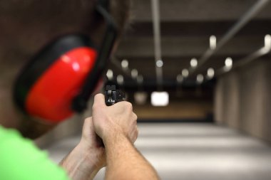 Atış poligonuna. Bir silahla ateş. Bir kağıt hedefe atış talimine üzerinde ölçüm.