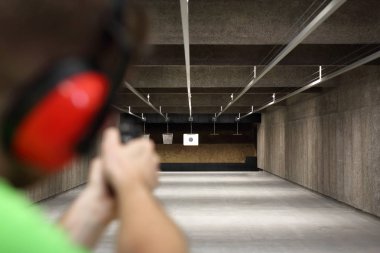 Kalkan çekim. Bir kağıt hedefe atış talimine üzerinde ölçüm.