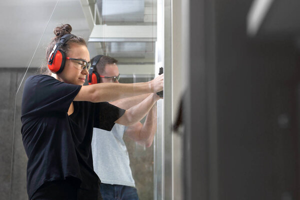 Стрельбище. Женщина на стрельбище
.