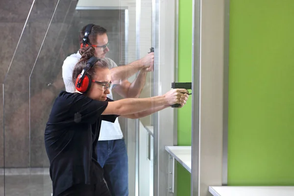 Shooting Range Woman Shoots Gun Shooting Range Supervision Instructor — Stock Photo, Image