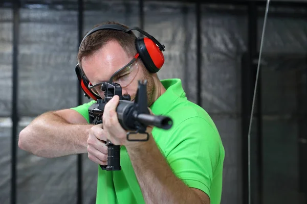 Disparando Hombre Dispara Desde Rifle — Foto de Stock