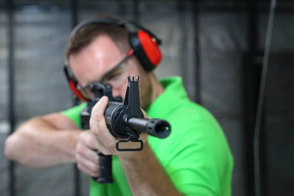 Military Man Shoots Rifle — Stock Photo, Image