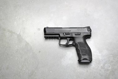 Glock. Gri bir arka plan üzerinde silah.