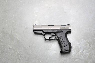 Glock. Gri bir arka plan üzerinde silah.