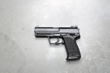 Tabanca. Gri bir arka plan üzerinde silah.