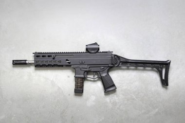 Tüfek. Gri bir arka plan üzerinde tüfek.