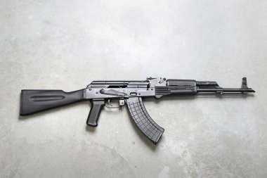 Rüzgarlık, makineli tüfek. Gri bir arka plan üzerinde tüfek.