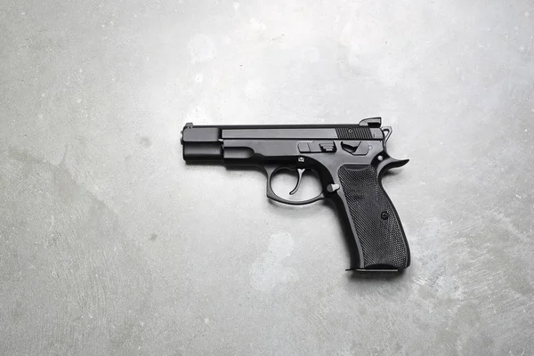 Pistola Pistola Fundo Cinza — Fotografia de Stock