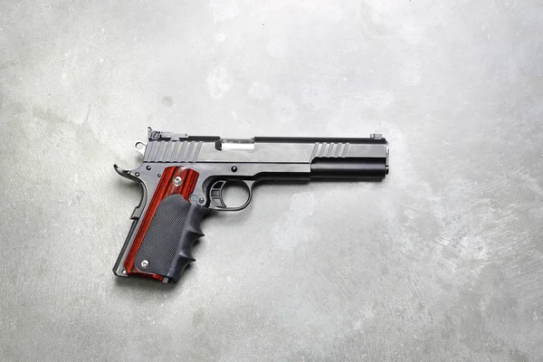 Arma Curta Pistola Fundo Cinza — Fotografia de Stock