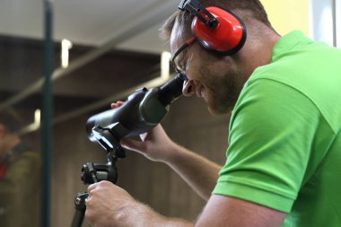 Shooting.Handsome adam trenler aralığı atıcılık spor çekim.