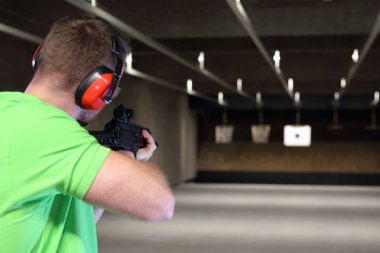 Atış poligonuna. Bir kağıt hedefe atış talimine üzerinde ölçüm.