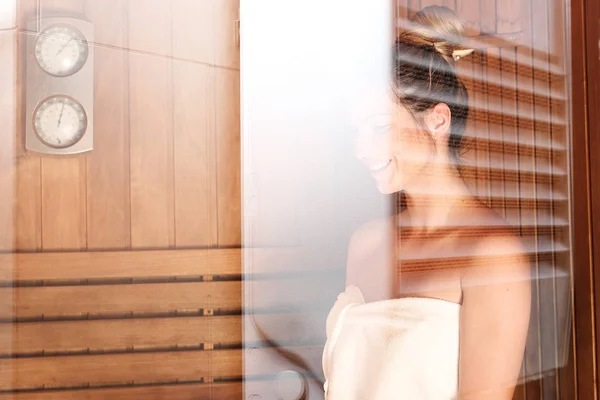 芬兰桑拿浴 桑拿浴 健康美容 美丽的妇女在桑拿浴 — 图库照片