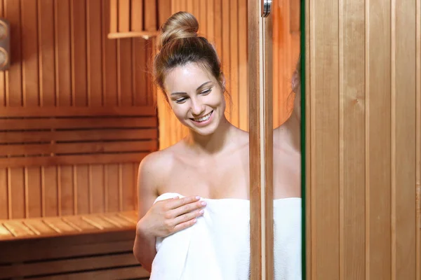 健康水疗 桑拿浴中的美丽女人 — 图库照片