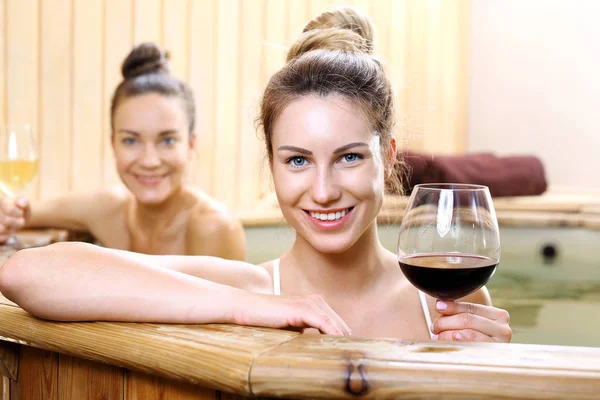 Baño Bañera Con Agua Termal Mujeres Durante Relajación Spa — Foto de Stock