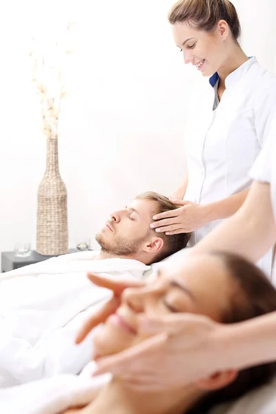 Massaggio Viso Due Una Donna Uomo Insieme Centro Benessere — Foto Stock