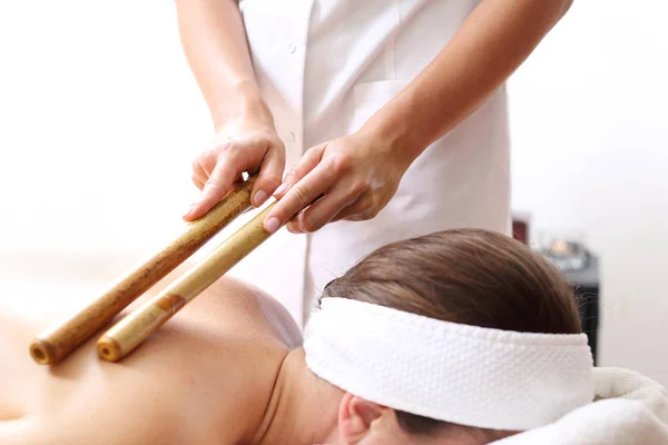 Massagem Com Pauzinhos Bambu Massagista Massageia Corpo Usando Bastões Bambu — Fotografia de Stock