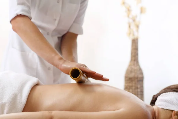 Massagem Bambu Relaxante Massagista Massageia Corpo Usando Bastões Bambu — Fotografia de Stock