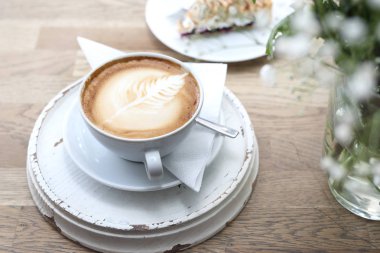 Bir fincan kahve. Bir fincan sıcak kahve güzel bir yüzey üzerinde köpük ile.