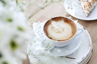 Kapuçino. Bir fincan sıcak kahve güzel bir yüzey üzerinde köpük ile.