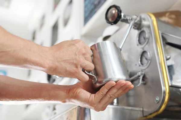 Café Latte Com Leite Espumado Espumando Leite Uma Máquina Café — Fotografia de Stock