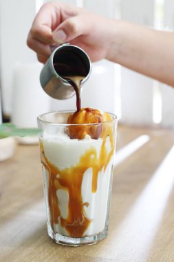 Kahve dondurma ve krem şanti. Kahve süt, aromalı şurup, dondurma ve krem şanti ile hazırlanması.