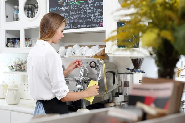 Cafe. Garson bir kafede kahve hazırlar.