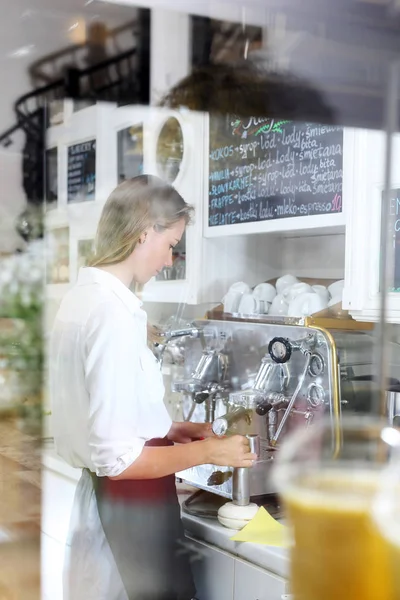 Kelnerka Przygotowuje Kawę Kawiarni — Zdjęcie stockowe