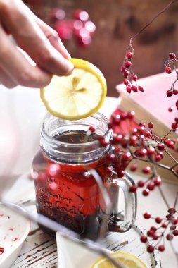 Sıcak ısınma çay. Kiraz ve vişne suyu ile siyah çay
