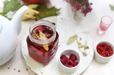 Ahududu çay ıhlamur çiçek ile. Bitkisel çay ıhlamur çiçek ile ahududu.