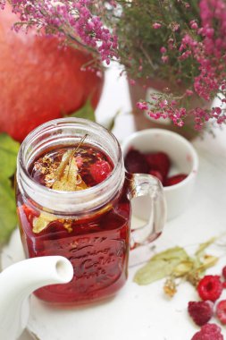 Ahududu çay. Çay ıhlamur çiçek ile. Bitkisel çay ıhlamur çiçek ahududu ile üzerinden. Ahududu çay. Ahududu kireç çay hazırlama aşamaları.