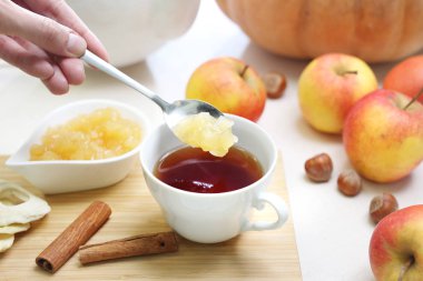 Elma reçel ile sonbahar çay ısınma. Tarçın ve kuru meyveler ilavesi ile elma reçel ile sonbahar aromatik çay