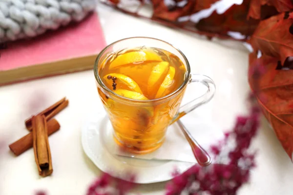 Herbata Pomarańczowa Goździków Cynamonu Filiżankę Aromatycznej Herbaty — Zdjęcie stockowe