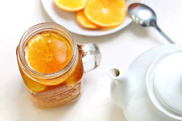 Wärmender Tee Ein Glas Tee Mit Orange — Stockfoto