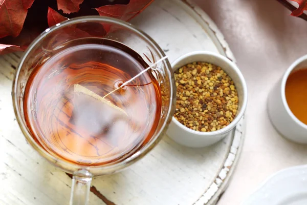 Чай Медом Пыльцой Чашку Черного Чая — стоковое фото