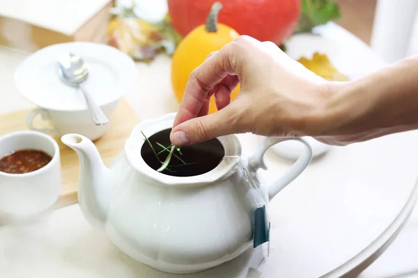 Chá Com Alecrim Uma Mulher Está Preparando Chá Aromático Jarro — Fotografia de Stock
