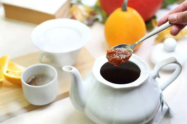 Tee Mit Marmelade Eine Frau Brüht Aromatischen Tee Einer Kanne — Stockfoto