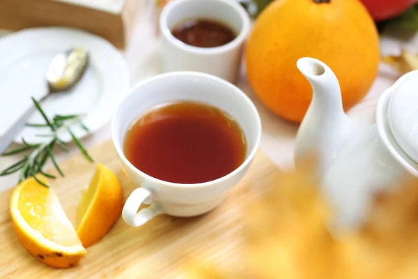 Zitrustee Eine Frau Brüht Aromatischen Tee Einer Kanne — Stockfoto