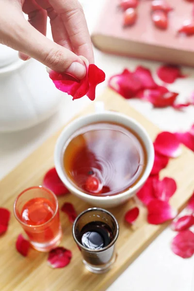 Цветочный Чай Женщина Наливает Чай Чашку — стоковое фото