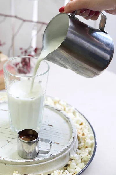 Café Latte Sklenice Kávy Mlékem Smetanou Přídavkem Popcorn — Stock fotografie