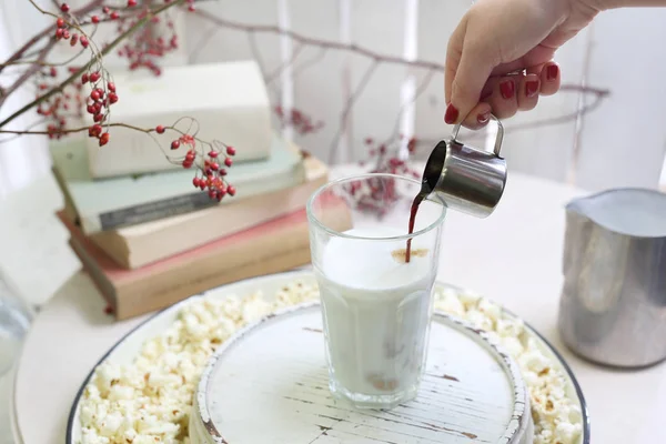 Café Latte Sklenice Kávy Mlékem Smetanou Přídavkem Popcorn — Stock fotografie