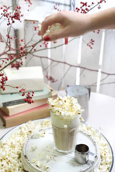 Káva Popcorn Sklenice Kávy Mlékem Smetanou Přídavkem Popcorn — Stock fotografie