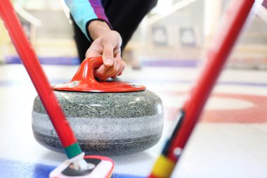 Maç curling. Gençler buz pateni pisti üzerinde.