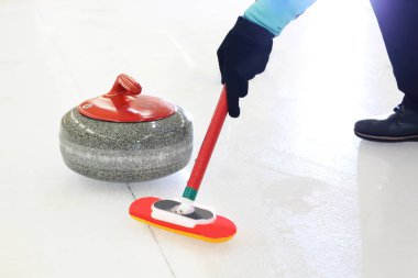 Curling oyunu. Buz pistinde curling oyuncu çalış