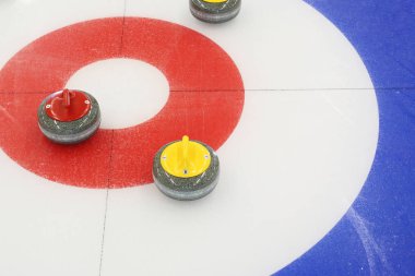 Granit curling taşı. Buzda curling. Takım curling oyunu.